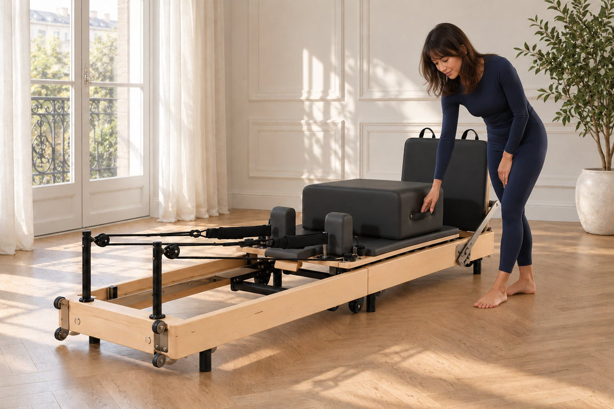 Une femme installe la box sur le chariot du Plissé