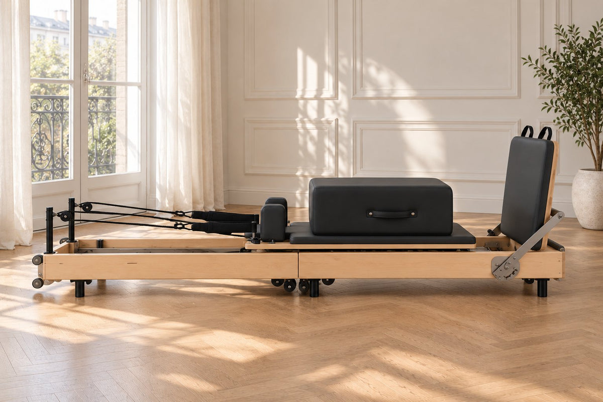 Le Plissé vu de profil : structure en bois, chariot et box noirs